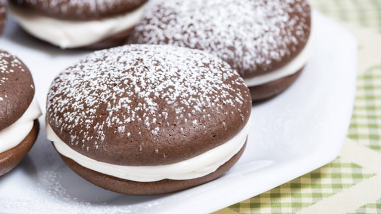 Whoopie-Pies sind noch nicht ganz so bekannt wie Cupcakes, Macarons und Cake-Pops: Aber mindestens genauso lecker!