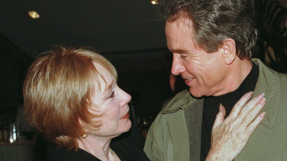 Wer hätte das gedacht: Die Hollywood-Legenden Shirley McLaine und Waren Beatty sind Geschwister. "Downtown Abbey"-Star Shirley MacLaines jüngerer Bruder ist kein Geringerer als der Schauspieler Warren Beatty, der vor allem mit dem Filmklassiker "Bonnie und Clyde" bekannt wurde.