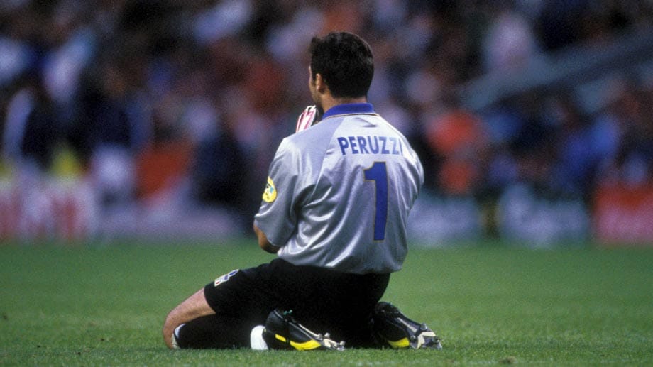 Platz 6: Angelo Peruzzi gehört zur Riege der italienischen Schlussmänner in den Top Ten. Ebenso wie sein Nachfolger bei Inter Mailand, Francesco Toldo, hat er seine Karriere bereits beendet. 1999 wechselte er für eine Ablösesumme von 19 Millionen Euro von Juventus Turin nach Mailand.