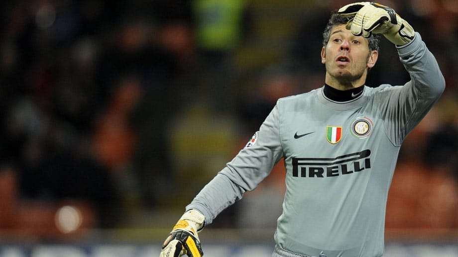 Platz 3: Der heute 42-Jährige Francesco Toldo beendete seine Karriere bereits mit 29 Jahren in Mailand, nachdem er mit Inter als Ersatztorwart das Triple gewann. Die damalige Ablöse von 26,5 Millionen Euro ist heute noch beachtlich. Erhalten hat sie 2001 sein langjähriger Verein AC Florenz.