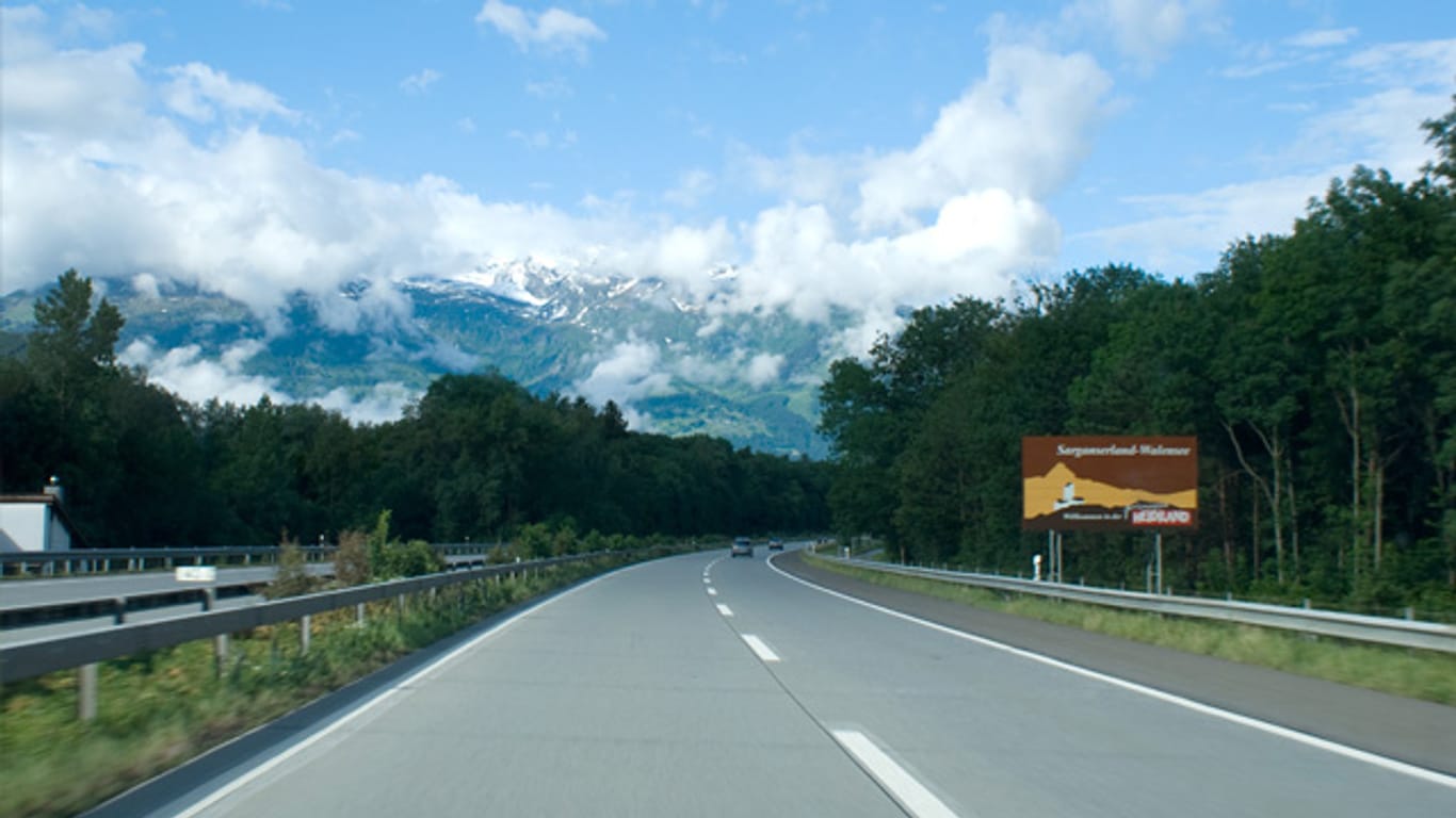 Sieht idyllisch aus, aber auf Autobahnen in der Schweiz zu rasen, kann empfindlich teuer werden