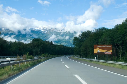 Sieht idyllisch aus, aber auf Autobahnen in der Schweiz zu rasen, kann empfindlich teuer werden