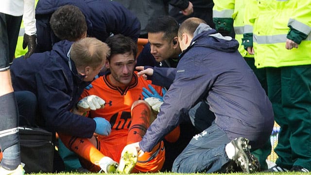 Im November 2013 wird Tottenhams Torhüter Hugo Lloris nach einer Kopfverletzung von vier Betreuern und Medizinern gleichzeitig behandelt. Im November 2013 wird Tottenhams Torhüter Hugo Lloris nach einer Kopfverletzung von vier Betreuern und Medizinern gleichzeitig behandelt.