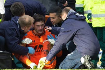 Im November 2013 wird Tottenhams Torhüter Hugo Lloris nach einer Kopfverletzung von vier Betreuern und Medizinern gleichzeitig behandelt.