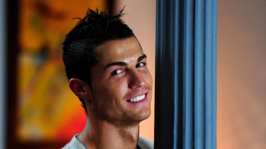 An Cristiano Ronaldo spalten sich die (meist) weiblichen Gemüter. Die einen halten ihn für den attraktivsten Fußballer der Welt, die anderen finden den Portugiesen zu muskulös. Auch die manikürten Nägel und die perfekt gezupften Augenbrauen stoßen des Öfteren auf Kritik.