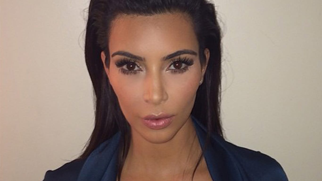 Dieses brandneue Passfoto postete Kim Kardashian und informierte ihre Fans darüber, dass sie nun Mrs. West heißt.