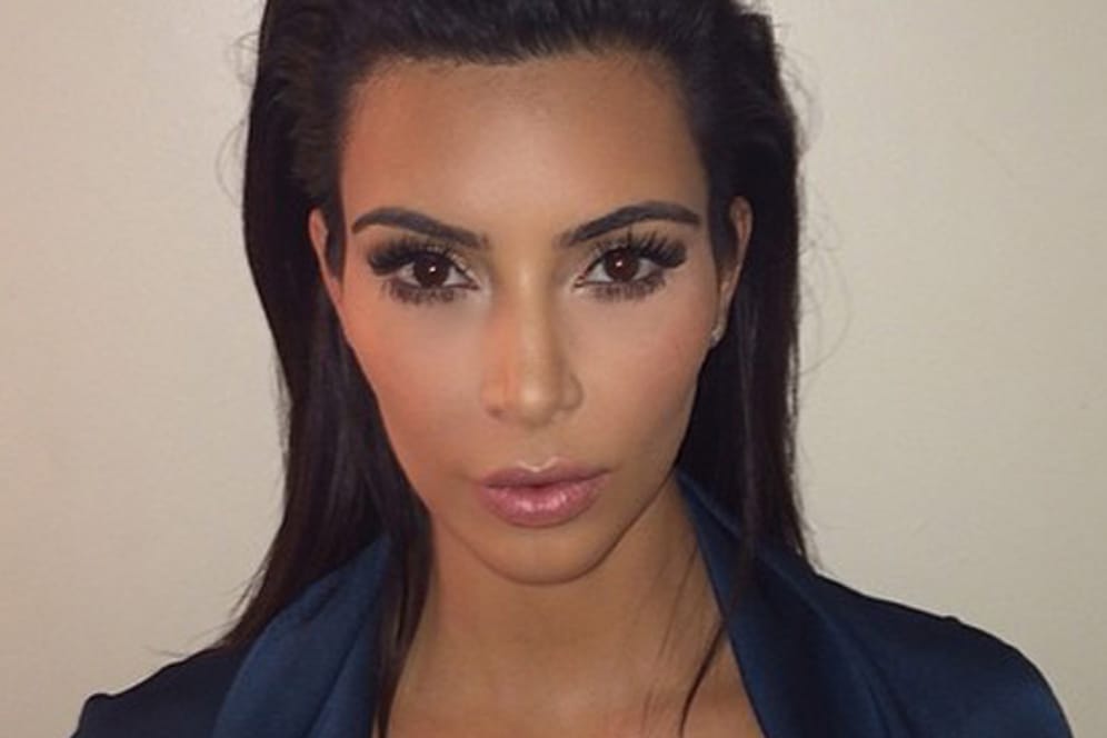 Dieses brandneue Passfoto postete Kim Kardashian und informierte ihre Fans darüber, dass sie nun Mrs. West heißt.