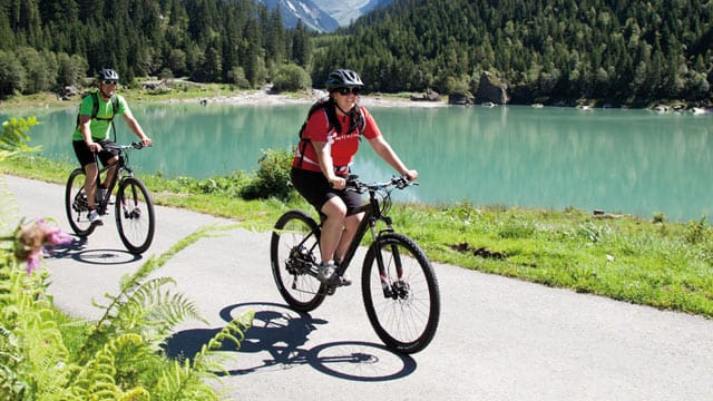 Gebirgsseen und grüne Wälder: Diese Regionen sind wie geschaffen für Touren mit dem E-Bike.