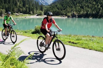 Gebirgsseen und grüne Wälder: Diese Regionen sind wie geschaffen für Touren mit dem E-Bike.