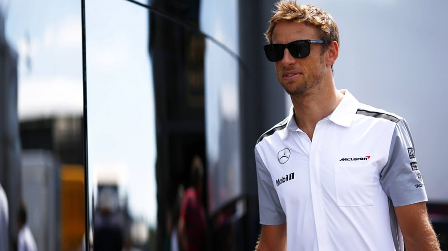 Er ist kein Fußballer, kein Handballer und auch sonst kein "Sportler". Jenson Button ist Formel-1-Fahrer und gehört seit 2000 dem Rennsport an. 2009 wurde der Brite Weltmeister und auch abseits der Rennstrecke kann er sich sehen lassen.