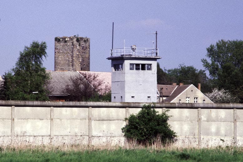 Kalenderblatt Februar: Grenzmauer und Führungsstelle bei Oebisfelde,1984 Kalenderblatt Februar: Grenzmauer und Führungsstelle bei Oebisfelde,1984