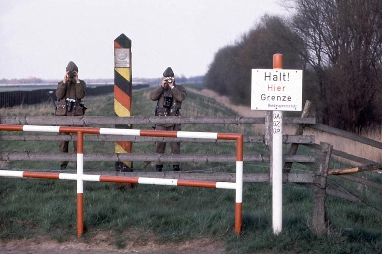 Kalenderblatt April: Auf dem Elbdeich bei Lauenburg fotografieren 1984 DDR Grenzaufklärer westliche Besucher. Kalenderblatt April: Auf dem Elbdeich bei Lauenburg fotografieren 1984 DDR Grenzaufklärer westliche Besucher.