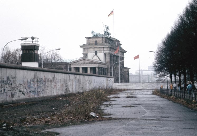 Kalenderblatt Mai: Die Grenzmauer "75" an der Ebertstraße in der Nähe des Brandenburger Tores, 1985 Kalenderblatt Mai: Die Grenzmauer "75" an der Ebertstraße in der Nähe des Brandenburger Tores, 1985