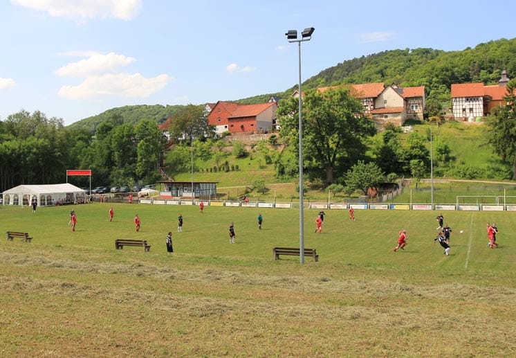 Kalenderblatt Juni: Auf dem ehemaligen Grenzstreifen bei Asbach befindet sich heute ein Fußballfeld, Foto von 2013. Kalenderblatt Juni: Auf dem ehemaligen Grenzstreifen bei Asbach befindet sich heute ein Fußballfeld, Foto von 2013.
