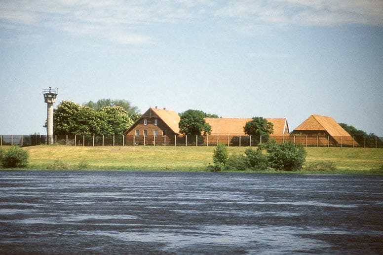 Kalenderblatt Juli: Blick auf Darchau auf der DDR-Seite der Elbe mit Grenzzaunanlagen auf dem Deich, 1984 Kalenderblatt Juli: Blick auf Darchau auf der DDR-Seite der Elbe mit Grenzzaunanlagen auf dem Deich, 1984