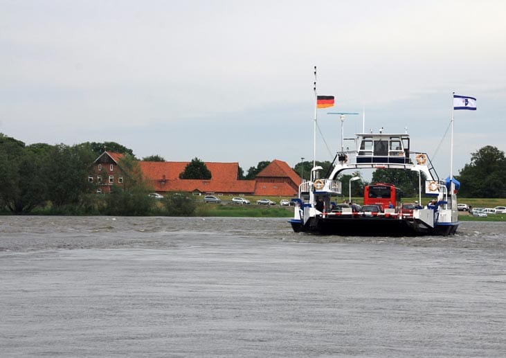 Kalenderblatt Juli: Heute verkehrt eine Fähre nach Neu-Darchau, Foto von 2013. Kalenderblatt Juli: Heute verkehrt eine Fähre nach Neu-Darchau, Foto von 2013.