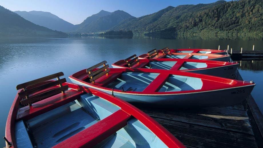 Der Tegernsee liegt rund 50 Kilometer südlich von München in den Bayerischen Alpen und zählt zu den saubersten Seen Bayerns.