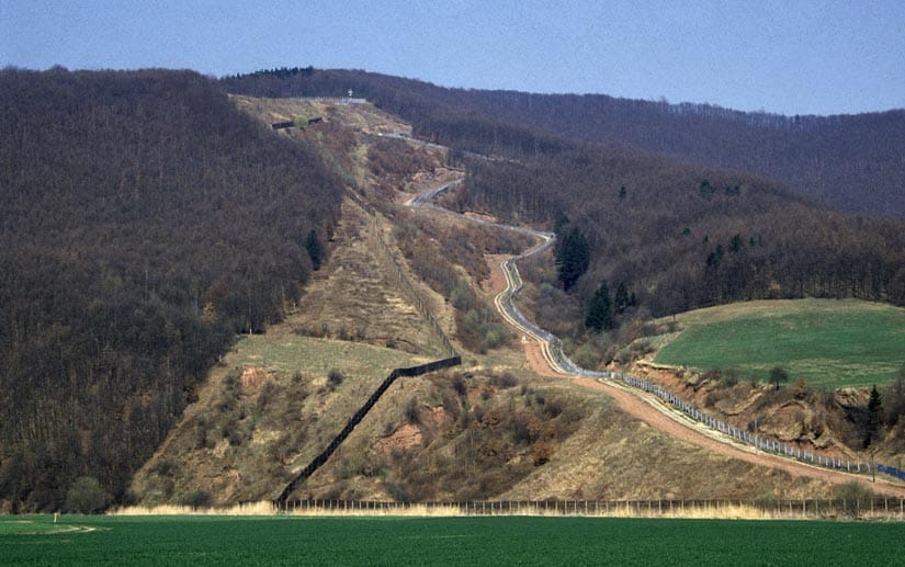 Kalenderblatt August: Verlauf der innerdeutschen Grenze am Berg Junkerkuppe bei Lindewerra, aufgenommen 1984 aus Richtung Oberrieden. Kalenderblatt August: Verlauf der innerdeutschen Grenze am Berg Junkerkuppe bei Lindewerra, aufgenommen 1984 aus Richtung Oberrieden.
