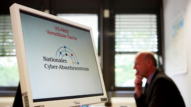 BSI-Mitarbeiter sitzt vor Computer