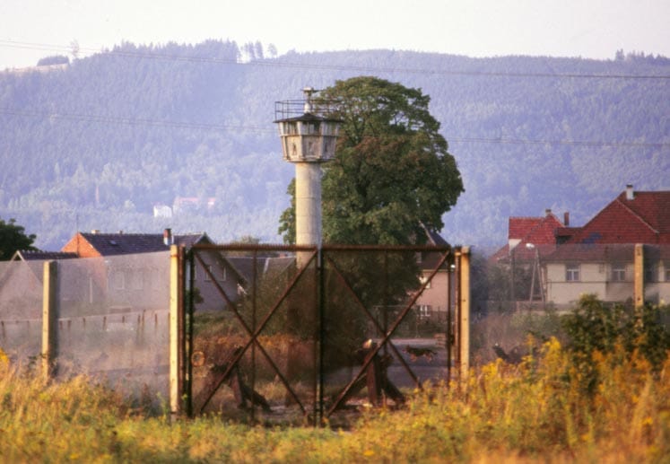 Kalenderblatt Oktober: Hier endete vor der DDR-Grenze die Sonneberger Straße in Neustadt bei Coburg, 1985. Kalenderblatt Oktober: Hier endete vor der DDR-Grenze die Sonneberger Straße in Neustadt bei Coburg, 1985.