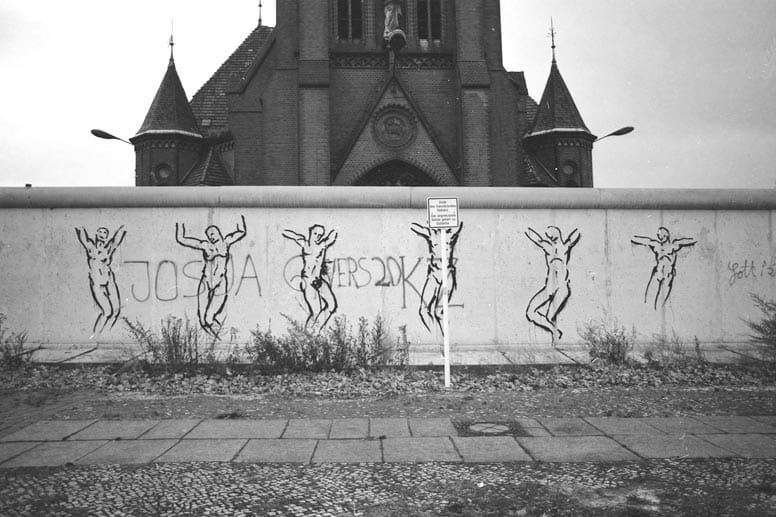 Kalenderblatt Dezember: Die Mauer an der Berauerstraße, dahinter die Evangelische Versöhnungskirche, 1982. Kalenderblatt Dezember: Die Mauer an der Berauerstraße, dahinter die Evangelische Versöhnungskirche, 1982.
