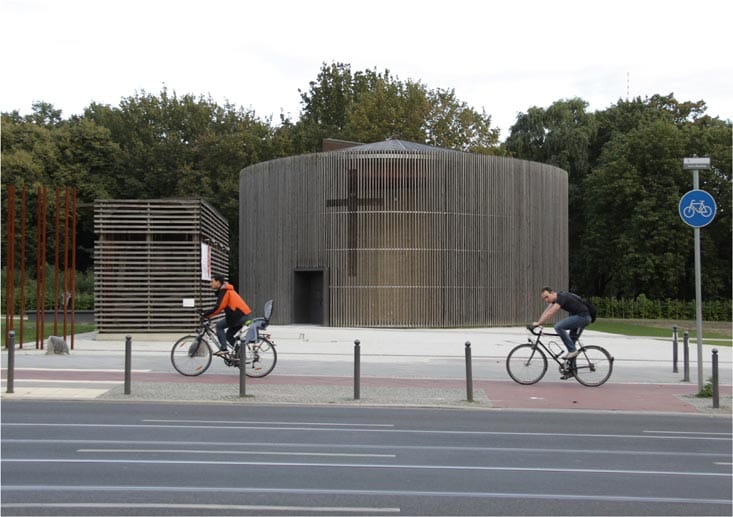 Kalenderblatt Dezember: 1999/2000 entstand auf dem Fundament der gesprengten Versöhnungskirche die "Kapelle der Versöhnung", Foto von 2012. Kalenderblatt Dezember: 1999/2000 entstand auf dem Fundament der gesprengten Versöhnungskirche die "Kapelle der Versöhnung", Foto von 2012.