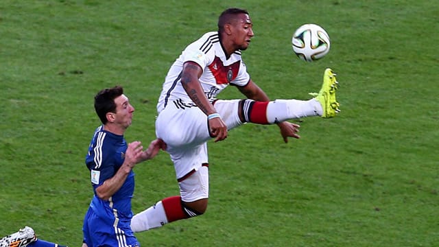 Jerome Boateng (re.) war im Endspiel immer einen Schritt schneller als die Argentinier (hier: Lionel Messi).