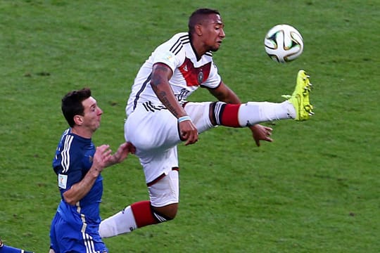 Jerome Boateng (re.) war im Endspiel immer einen Schritt schneller als die Argentinier (hier: Lionel Messi).