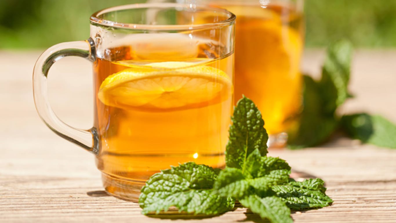 Zitronenmelissen-Tee schmeckt entweder klassisch mit heißem Wasser oder kalt als Sommer-Erfrischung