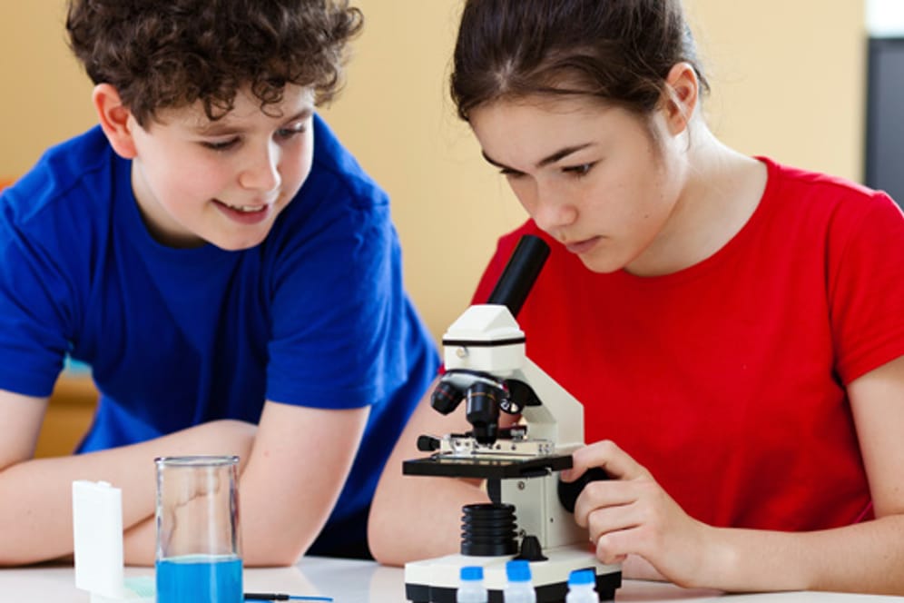 Kinder können mit einem Mikroskop spielerisch lernen