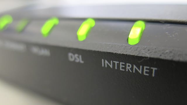 Stellen Sie den Router in die Nähe des Computers, um die Geschwindigkeit zu erhöhen