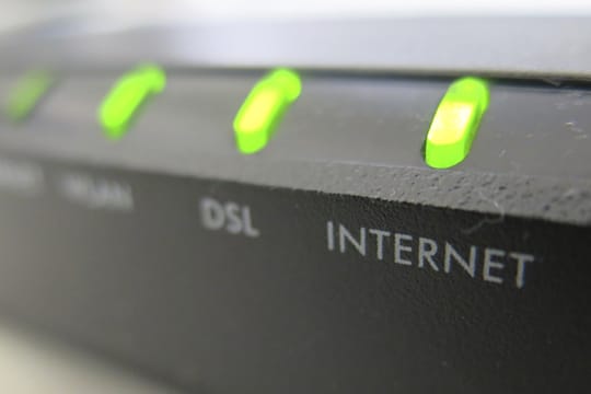 Stellen Sie den Router in die Nähe des Computers, um die Geschwindigkeit zu erhöhen