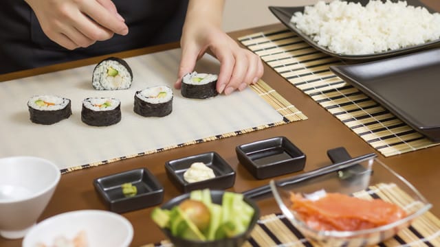 Inside-Out-Rolle, Nigiri oder eine ganz eigene Kreation: die Vielfalt bei dem gesunden japanischen Gericht ist grenzenlos.