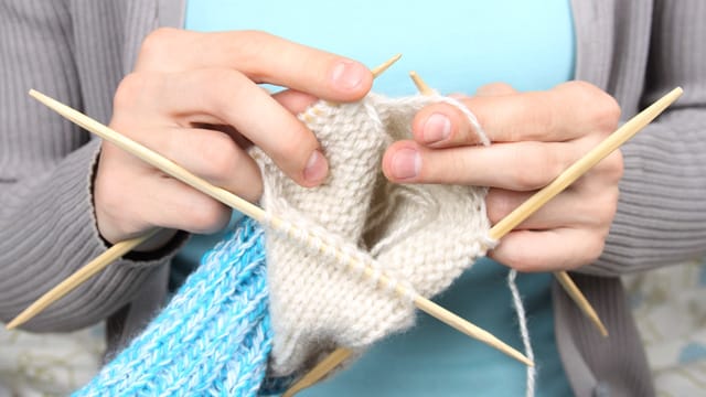 Selbstgestrickte Socken helfen gegen kalte Füße im Winter