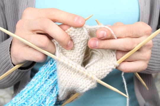 Selbstgestrickte Socken helfen gegen kalte Füße im Winter