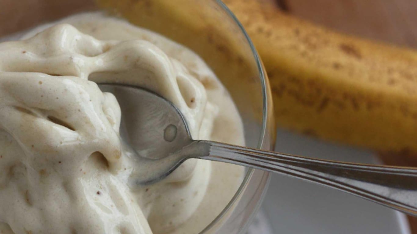 Bananeneis ist ein einfaches und leckeres Sommerrezept, das Sie auch ohne Eismaschine zubereiten können.