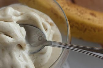 Bananeneis ist ein einfaches und leckeres Sommerrezept, das Sie auch ohne Eismaschine zubereiten können.