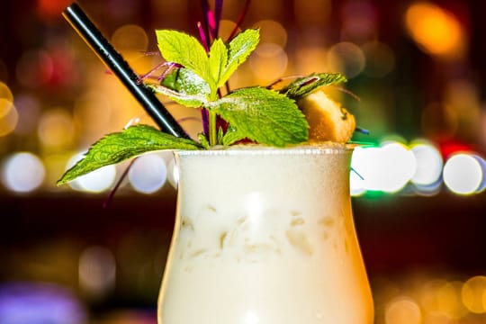 Der exotisch-fruchtige Pina Colada mit Kokos und Ananas ist einer der beliebtesten Cocktails weltweit.