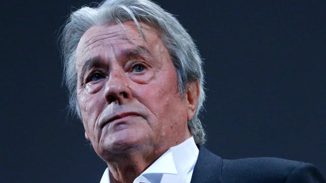 Alain Delon wurde wegen Problemen mit dem Gesichtsnerv operiert.