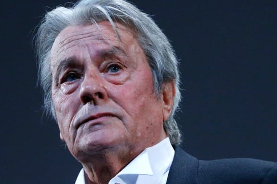 Alain Delon wurde wegen Problemen mit dem Gesichtsnerv operiert.