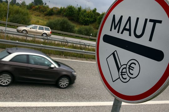 Um die Maut für Pkw wird in der Politik schon lange gestritten - jetzt sind mehr Deutsche dagegen als dafür.