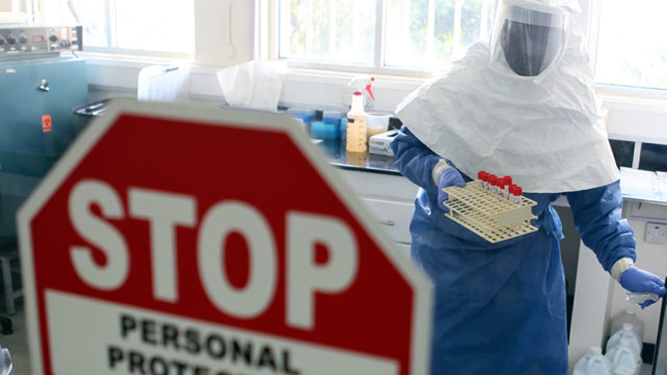 Ein Arzt mit Proben des Ebola-Virus in einem Labor in Uganda.
