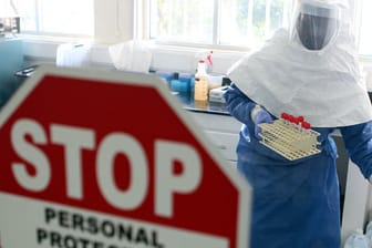 Ein Arzt mit Proben des Ebola-Virus in einem Labor in Uganda.