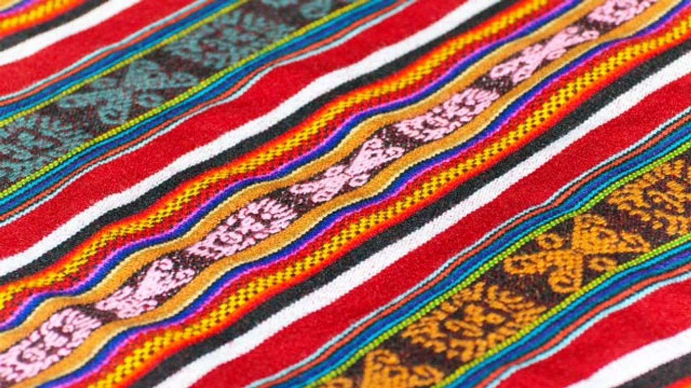 Für den Ethno-Stil sind jegliche Kulturen erlaubt – hier ein Teppich mit einem südamerikanischen Muster