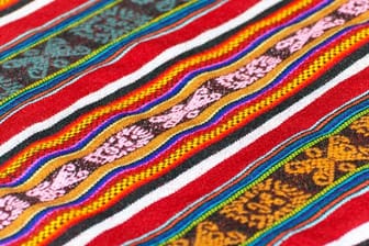 Für den Ethno-Stil sind jegliche Kulturen erlaubt – hier ein Teppich mit einem südamerikanischen Muster