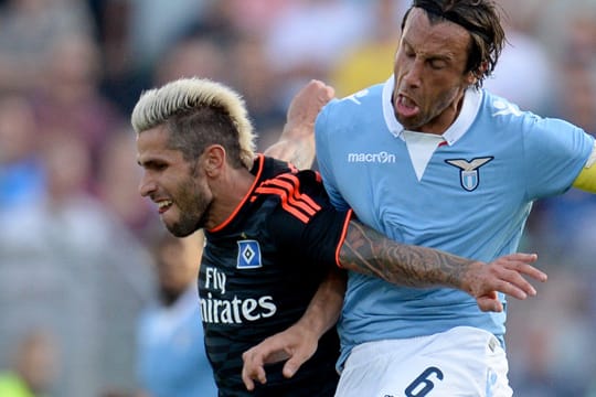 Hamburgs Valon Behrami (li.) setzt sich gegen Roms Stefano Mauri durch.