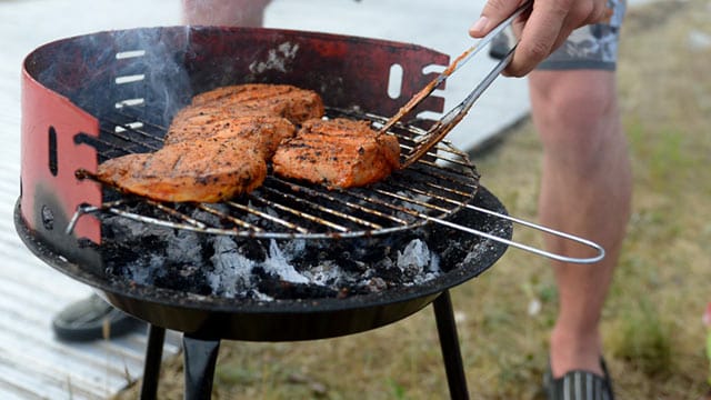 Die Hitze beim Grillen tötet MRSA-Keime ab - dennoch sollte das Grillgut hygienisch einwandfrei zubereitet werden