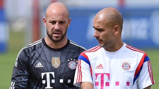 Pepe Reina (li.) und Trainer Pep Guardiola kennen sich aus gemeinsamen Jahren beim FC Barcelona.