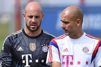 Pepe Reina (li.) und Trainer Pep Guardiola kennen sich aus gemeinsamen Jahren beim FC Barcelona.