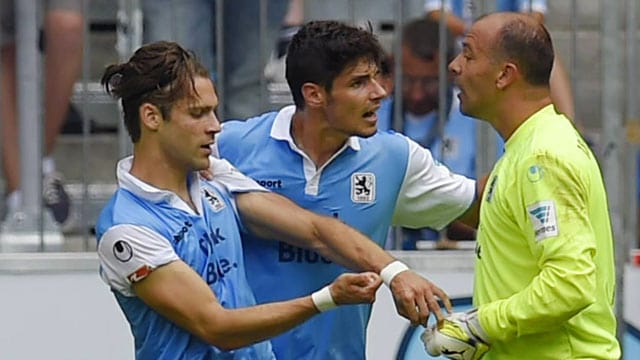 Gabor Kiraly (re.) will Gary Kagelmacher (li.) an den Kragen.